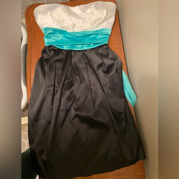 White and black satin dress - Picture 1 of 2